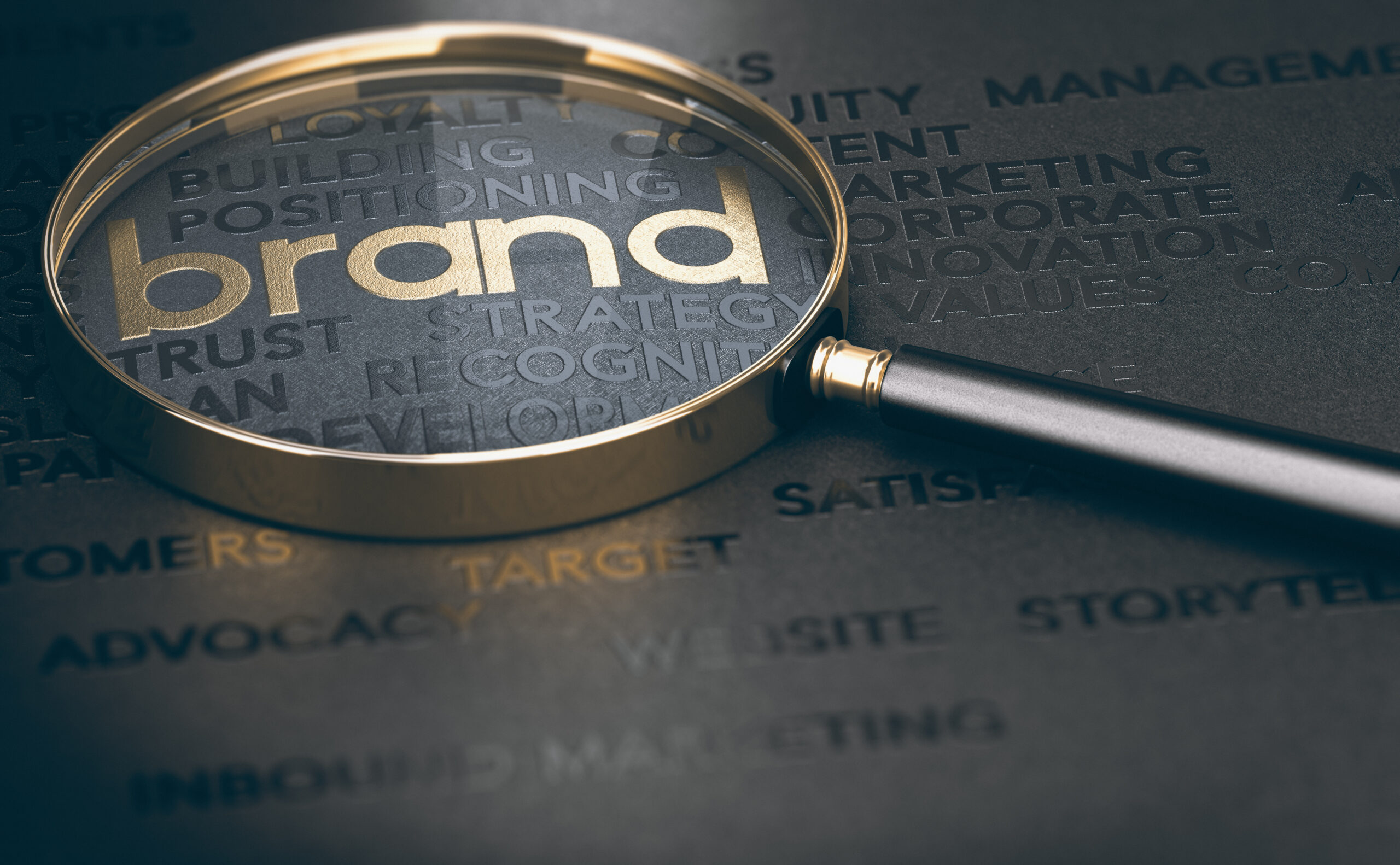 Lupe vergrößert das Wort ‚Brand‘ in goldener Schrift, umgeben von Marketing-Begriffen.