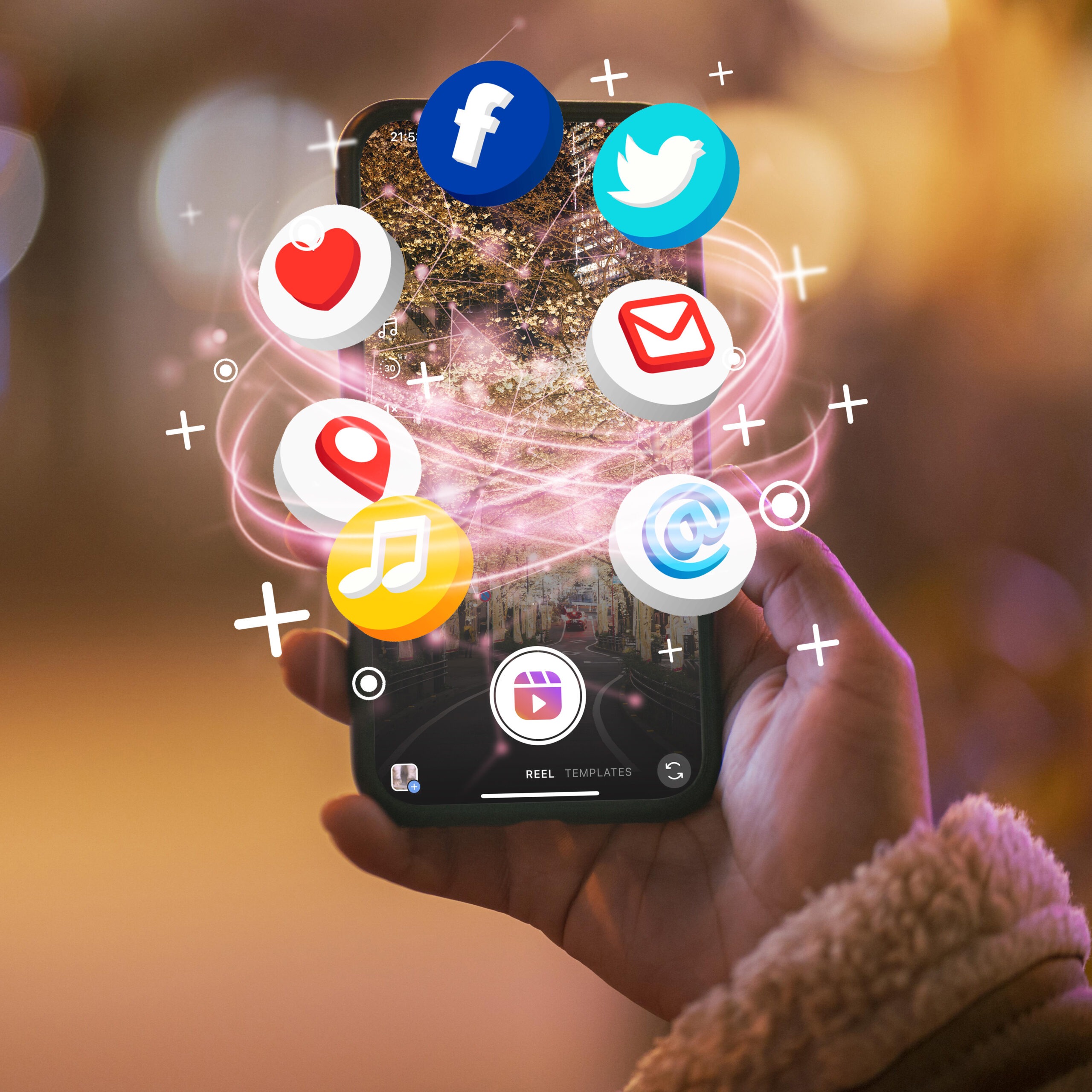 Hand hält ein Smartphone, aus dem die Icons von Facebook, Twitter, Google Mail, Apple Music und Karten in 3D herauskommen; symbolisiert Social Media Marketing und Reichweite.